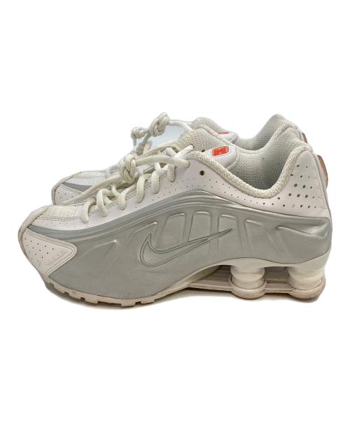 NIKE（ナイキ）NIKE (ナイキ) NIKE SHOX R4 WHITE/WHITE-METALLIC SILVER-MAX ORANGE ホワイト×グレー サイズ:24.5の古着・服飾アイテム