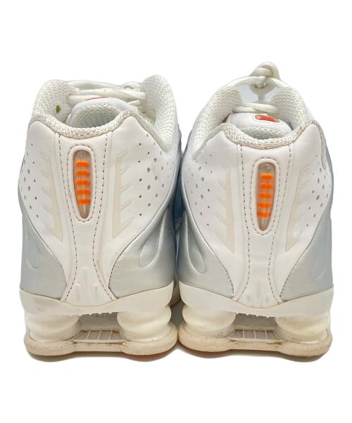 NIKE（ナイキ）NIKE (ナイキ) NIKE SHOX R4 WHITE/WHITE-METALLIC SILVER-MAX ORANGE ホワイト×グレー サイズ:24.5の古着・服飾アイテム
