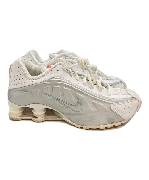 NIKE（ナイキ）NIKE (ナイキ) NIKE SHOX R4 WHITE/WHITE-METALLIC SILVER-MAX ORANGE ホワイト×グレー サイズ:24.5の古着・服飾アイテム