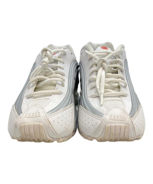 NIKE（ナイキ）NIKE (ナイキ) NIKE SHOX R4 WHITE/WHITE-METALLIC SILVER-MAX ORANGE ホワイト×グレー サイズ:24.5の古着・服飾アイテム