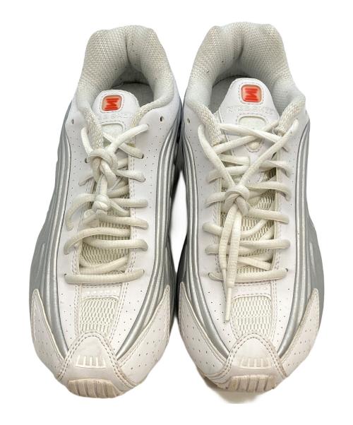 NIKE（ナイキ）NIKE (ナイキ) NIKE SHOX R4 WHITE/WHITE-METALLIC SILVER-MAX ORANGE ホワイト×グレー サイズ:24.5の古着・服飾アイテム