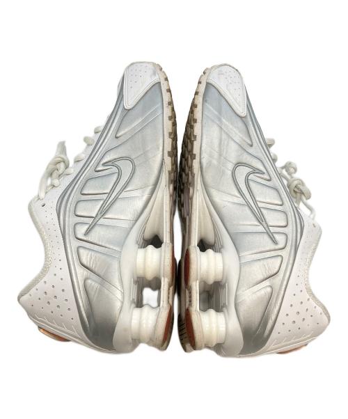 NIKE（ナイキ）NIKE (ナイキ) NIKE SHOX R4 WHITE/WHITE-METALLIC SILVER-MAX ORANGE ホワイト×グレー サイズ:24.5の古着・服飾アイテム