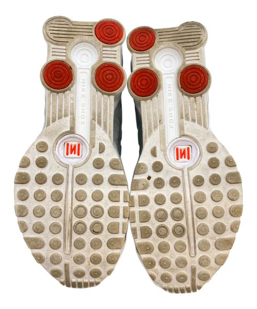 NIKE（ナイキ）NIKE (ナイキ) NIKE SHOX R4 WHITE/WHITE-METALLIC SILVER-MAX ORANGE ホワイト×グレー サイズ:24.5の古着・服飾アイテム