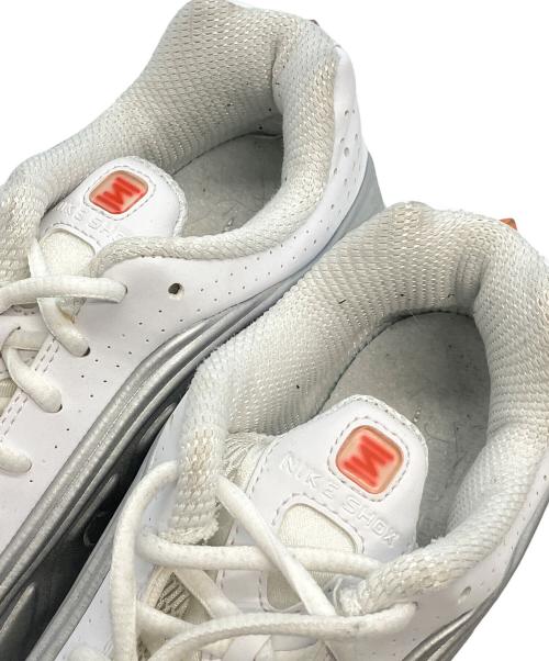 NIKE（ナイキ）NIKE (ナイキ) NIKE SHOX R4 WHITE/WHITE-METALLIC SILVER-MAX ORANGE ホワイト×グレー サイズ:24.5の古着・服飾アイテム