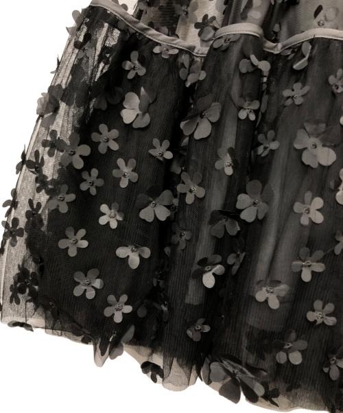 CAROLINA GLASER（カロリナ グレイサー）CAROLINA GLASER (カロリナ グレイサー) BEAMS (ビームス) フラワーワンピース ブラック×グレー サイズ:Free 未使用品の古着・服飾アイテム