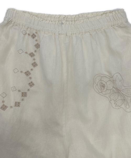 TSUHARU by samansa Mos2（ツハル バイ サマンサモスモス）TSUHARU by samansa Mos2 (ツハル バイ サマンサモスモス) くり抜きモチーフ刺繍パンツ オフホワイト サイズ:SIZE Free 未使用品の古着・服飾アイテム
