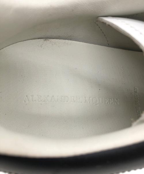 ALEXANDER McQUEEN（アレキサンダーマックイーン）ALEXANDER McQUEEN (アレキサンダーマックイーン) ローカットスニーカー ホワイト×ブラック サイズ:41 1/2の古着・服飾アイテム