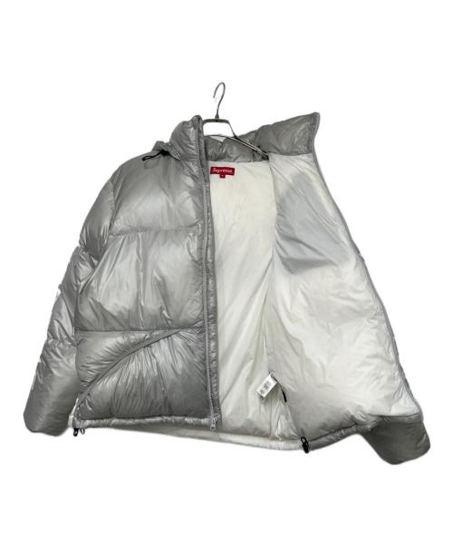 SUPREME（シュプリーム）SUPREME (シュプリーム) ダウンジャケット ホワイト×シルバー サイズ:SIZE Mの古着・服飾アイテム