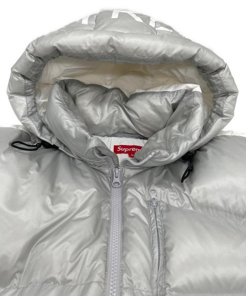SUPREME（シュプリーム）SUPREME (シュプリーム) ダウンジャケット ホワイト×シルバー サイズ:SIZE Mの古着・服飾アイテム