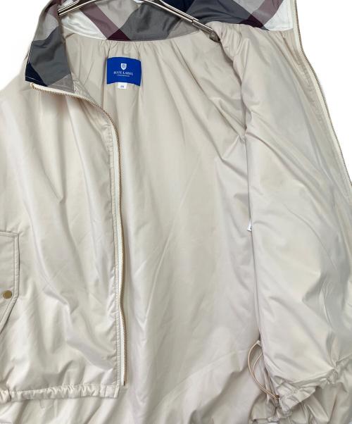 BLUE LABEL CRESTBRIDGE（ブルーレーベルクレストブリッジ）BLUE LABEL CRESTBRIDGE (ブルーレーベルクレストブリッジ) コンパクトパウダータフタブルゾン ベージュ サイズ:SIZE 38の古着・服飾アイテム