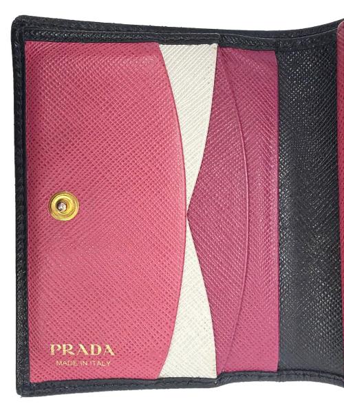 PRADA（プラダ）PRADA (プラダ) 2つ折り財布 ブラック×ピンクの古着・服飾アイテム