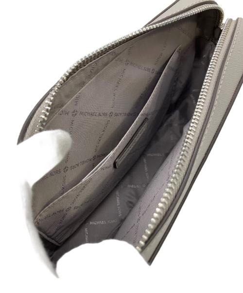 MICHAEL KORS（マイケル・コース）MICHAEL KORS (マイケル・コース) ショルダーバッグ グレー 未使用品の古着・服飾アイテム