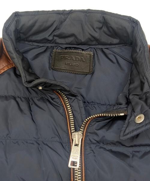 PRADA（プラダ）PRADA (プラダ) ダウンベスト ブラウン×ネイビー サイズ:SIZE 44(M)の古着・服飾アイテム