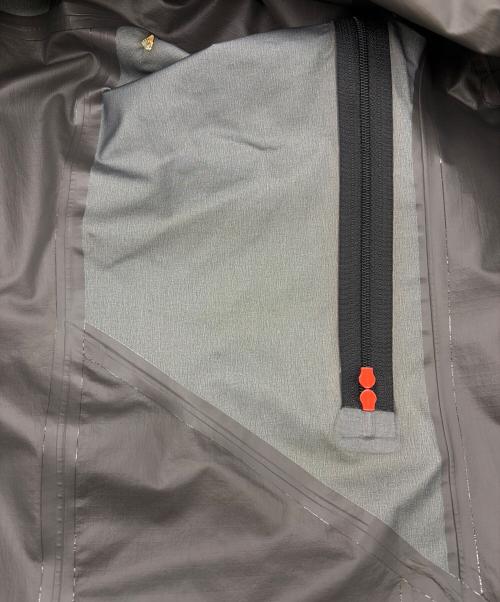 ARC'TERYX（アークテリクス）ARC'TERYX (アークテリクス) ナイロンジャケット グレー×ブラック サイズ:SIZE Sの古着・服飾アイテム