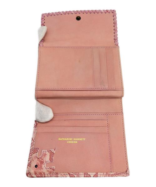 KATHARINE HAMNETT（キャサリンハムネット）KATHARINE HAMNETT (キャサリンハムネット) 型押し2つ折り財布 ピンクの古着・服飾アイテム