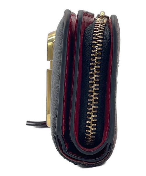 MARC JACOBS（マークジェイコブス）MARC JACOBS (マークジェイコブス) 2つ折り財布 ブラック×レッドの古着・服飾アイテム