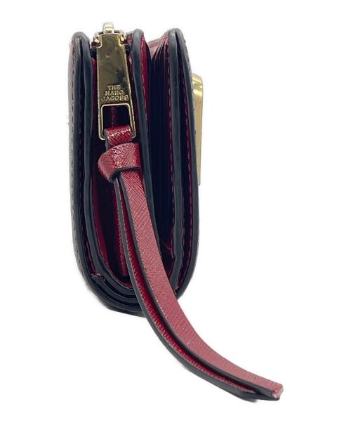 MARC JACOBS（マークジェイコブス）MARC JACOBS (マークジェイコブス) 2つ折り財布 ブラック×レッドの古着・服飾アイテム