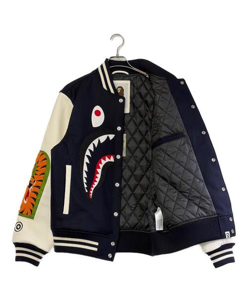 A BATHING APE（アベイシングエイプ）A BATHING APE (アベイシングエイプ) ブルゾン ネイビー×ホワイト サイズ:SIZE L 未使用品の古着・服飾アイテム