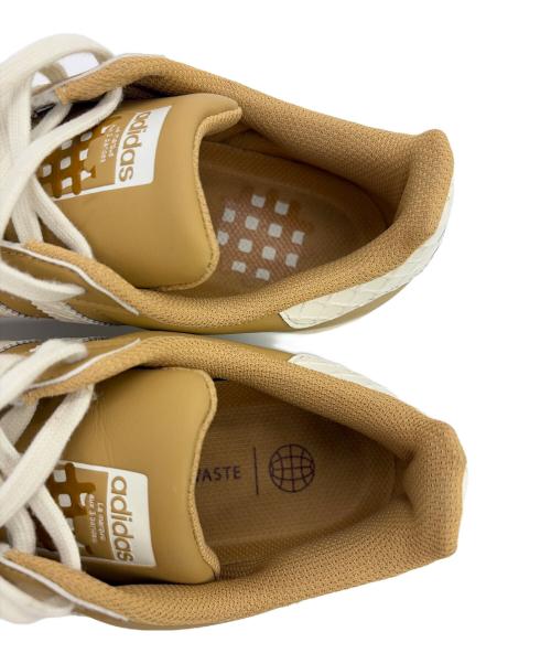 adidas（アディダス）adidas (アディダス) スニーカー ブラウン×ホワイト サイズ:SIZE 25cmの古着・服飾アイテム