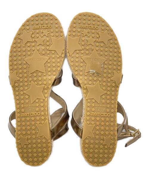 JIMMY CHOO（ジミーチュウ）JIMMY CHOO (ジミーチュウ) サンダル ベージュ×ゴールド サイズ:38　1/2の古着・服飾アイテム