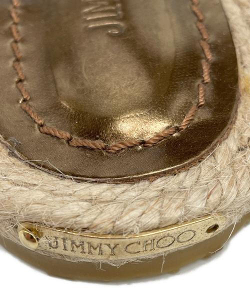 JIMMY CHOO（ジミーチュウ）JIMMY CHOO (ジミーチュウ) サンダル ベージュ×ゴールド サイズ:38　1/2の古着・服飾アイテム