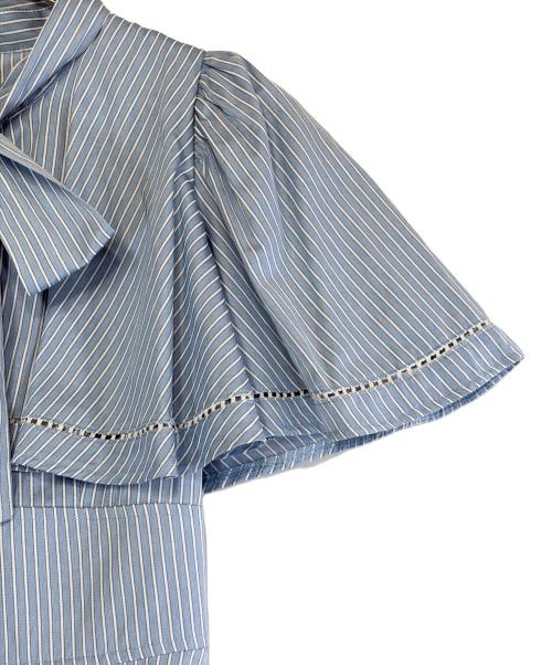 And Couture（アンドクチュール）And Couture (アンドクチュール) ストライプフリルケープワンピース スカイブルー サイズ:SIZE Freeの古着・服飾アイテム