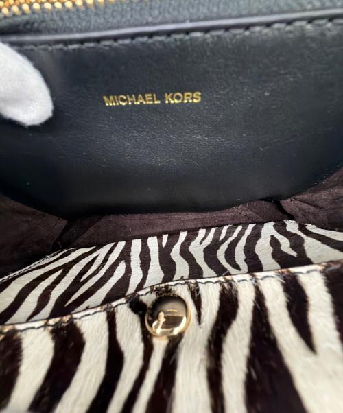 MICHAEL KORS（マイケルコース）MICHAEL KORS Cece Medium Logo Mixed-Media Convertible Shoulder Bag（シーシー ミディアム ロゴ ミックスドメディア コンバーチブル ショルダー バッグ） ブラック×レッドの古着・服飾アイテム
