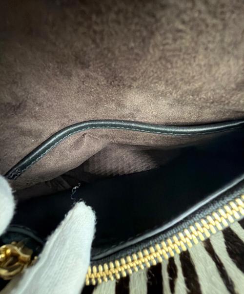 MICHAEL KORS（マイケルコース）MICHAEL KORS Cece Medium Logo Mixed-Media Convertible Shoulder Bag（シーシー ミディアム ロゴ ミックスドメディア コンバーチブル ショルダー バッグ） ブラック×レッドの古着・服飾アイテム