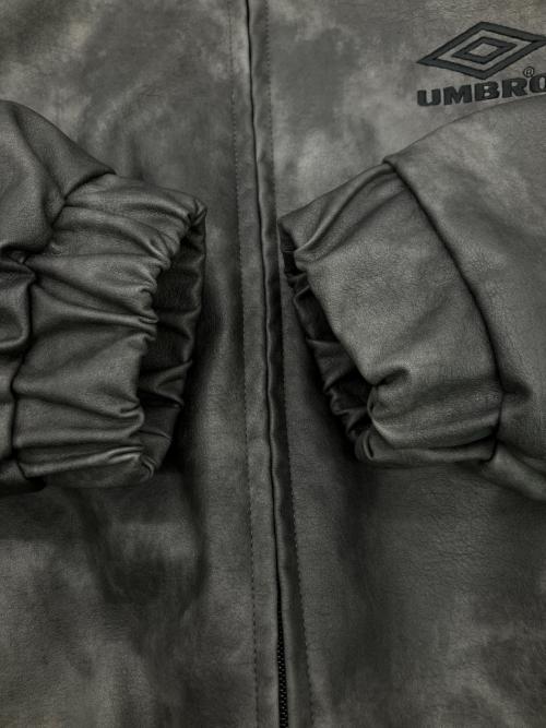 FREAK'S STORE（フリークスストア）FREAK'S STORE (フリークスストア) UMBRO (アンブロ) ブルゾン／Leatherette Stand Collar Blouson／レザレット スタンドカラー ブルゾン グレー サイズ:Mの古着・服飾アイテム