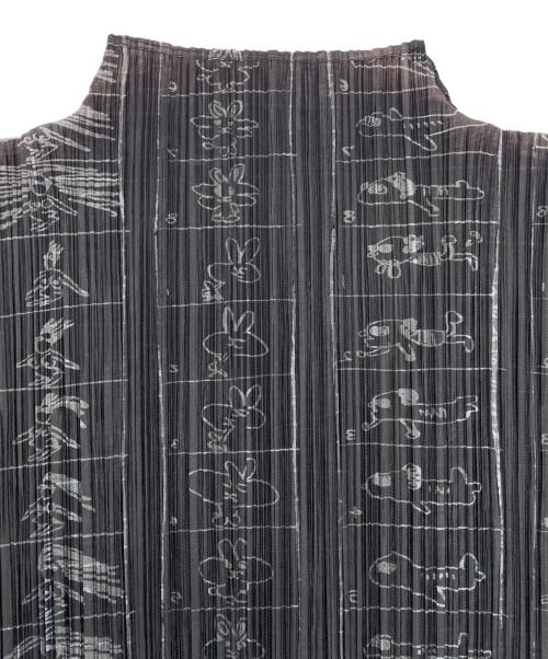 PLEATS PLEASE（プリーツプリーズ）PLEATS PLEASE (プリーツプリーズ) ノースリーブカットソー/コミックイラストモックネック半袖カットソー ブラック サイズ:SIZE 3（L)の古着・服飾アイテム