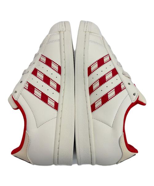 adidas（アディダス）adidas (アディダス) スニーカー ホワイト×レッド サイズ:SIZE 22.5cmの古着・服飾アイテム