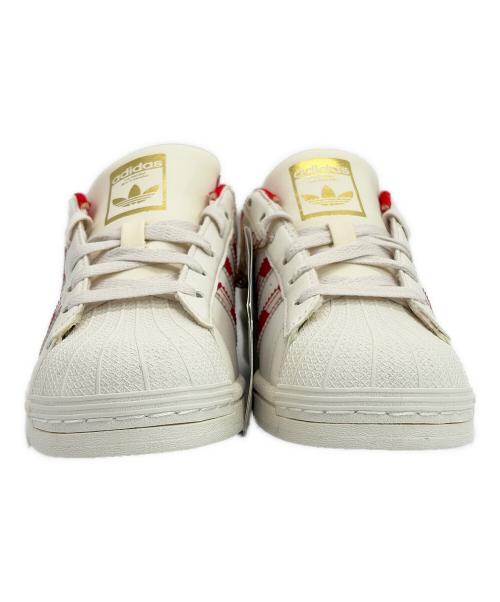 adidas（アディダス）adidas (アディダス) スニーカー ホワイト×レッド サイズ:SIZE 22.5cmの古着・服飾アイテム