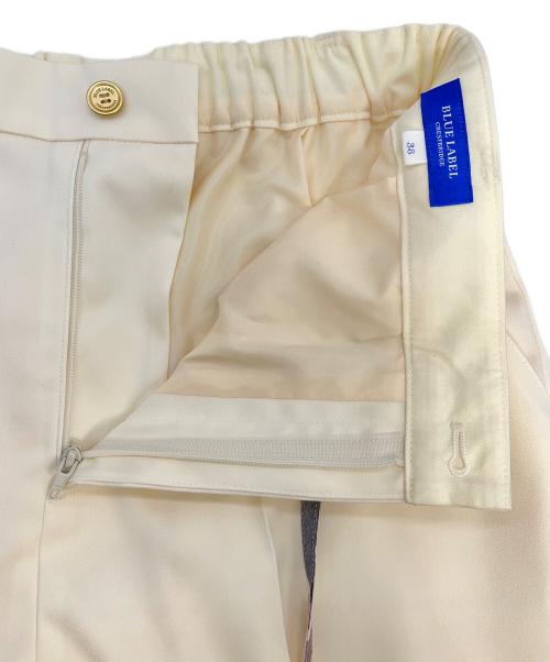 BLUE LABEL CRESTBRIDGE（ブルーレーベルクレストブリッジ）BLUE LABEL CRESTBRIDGE (ブルーレーベルクレストブリッジ) ダブルサテンカーブパンツ ホワイト サイズ:Mの古着・服飾アイテム