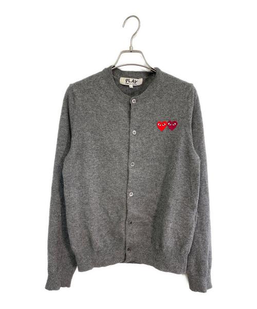 PLAY COMME des GARCONS（プレイコムデギャルソン）PLAY COMME des GARCONS (プレイコムデギャルソン) DOUBLE HEART LADIE'S' CARDIGAN/ハートワッペンカーディガン グレー サイズ:Lの古着・服飾アイテム