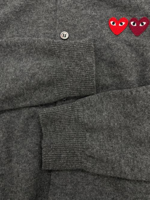 PLAY COMME des GARCONS（プレイコムデギャルソン）PLAY COMME des GARCONS (プレイコムデギャルソン) DOUBLE HEART LADIE'S' CARDIGAN/ハートワッペンカーディガン グレー サイズ:Lの古着・服飾アイテム