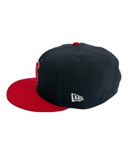 New Era（ニューエラ）New Era (ニューエラ) SUPREME (シュプリーム) キャップ ネイビー×レッド サイズ:7 1/2（59.6cm）の古着・服飾アイテム