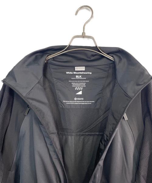WHITE MOUNTAINEERING（ホワイトマウンテ二アニング）WHITE MOUNTAINEERING (ホワイトマウンテ二アニング) WINDSTOPPER FLOATING SHOULDER JACKET/ウインドストッパー・フローティング・ショルダー・ジャケット ブラック サイズ:SIZE Mの古着・服飾アイテム