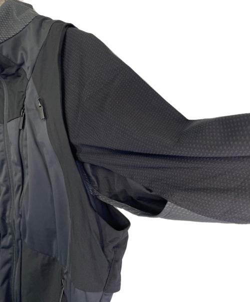 WHITE MOUNTAINEERING（ホワイトマウンテ二アニング）WHITE MOUNTAINEERING (ホワイトマウンテ二アニング) WINDSTOPPER FLOATING SHOULDER JACKET/ウインドストッパー・フローティング・ショルダー・ジャケット ブラック サイズ:SIZE Mの古着・服飾アイテム