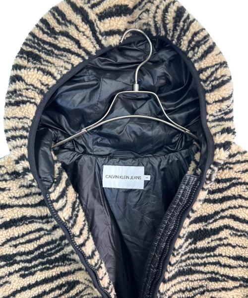 Calvin Klein Jeans（カルバンクラインジーンズ）Calvin Klein Jeans (カルバンクラインジーンズ) ゼブラ シェルパジャケット ベージュ×ブラック サイズ:SIZE Mの古着・服飾アイテム