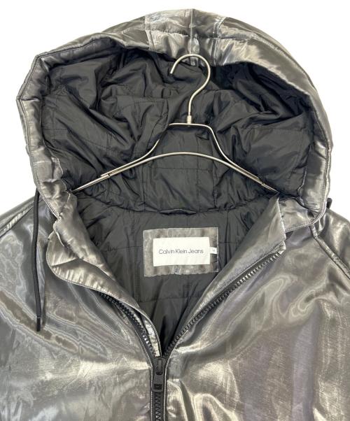 Calvin Klein Jeans（カルバンクラインジーンズ）Calvin Klein Jeans (カルバンクラインジーンズ) リキッドメタルパファージャケット グレー サイズ:SIZE Mの古着・服飾アイテム