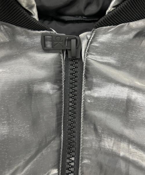 Calvin Klein Jeans（カルバンクラインジーンズ）Calvin Klein Jeans (カルバンクラインジーンズ) リキッドメタルパファージャケット グレー サイズ:SIZE Mの古着・服飾アイテム