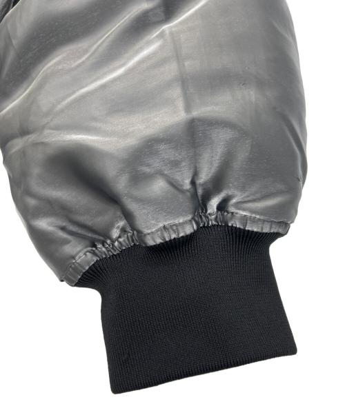 Calvin Klein Jeans（カルバンクラインジーンズ）Calvin Klein Jeans (カルバンクラインジーンズ) リキッドメタルパファージャケット グレー サイズ:SIZE Mの古着・服飾アイテム