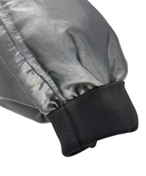 Calvin Klein Jeans（カルバンクラインジーンズ）Calvin Klein Jeans (カルバンクラインジーンズ) リキッドメタルパファージャケット グレー サイズ:SIZE Mの古着・服飾アイテム