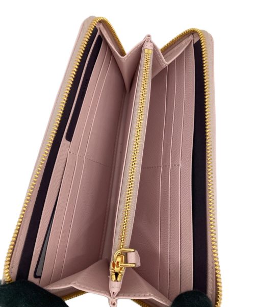 PRADA（プラダ）PRADA (プラダ) サフィアーノレザー(牛革)　ラウンドファスナー長財布 ピンクの古着・服飾アイテム