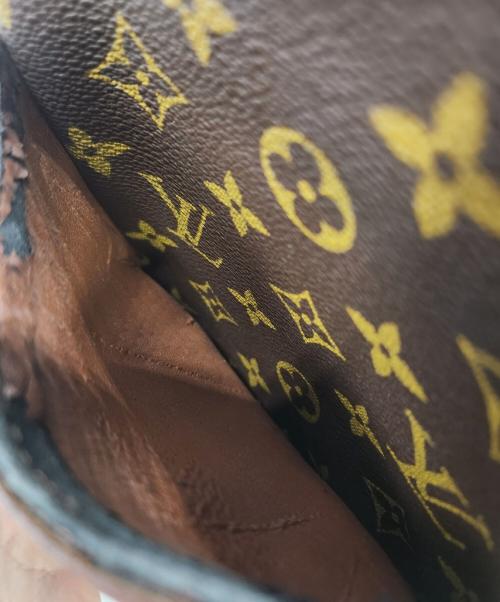 LOUIS VUITTON（ルイ ヴィトン）LOUIS VUITTON (ルイ ヴィトン) ショルダーバッグ　ダヌーヴ サイズ:-の古着・服飾アイテム
