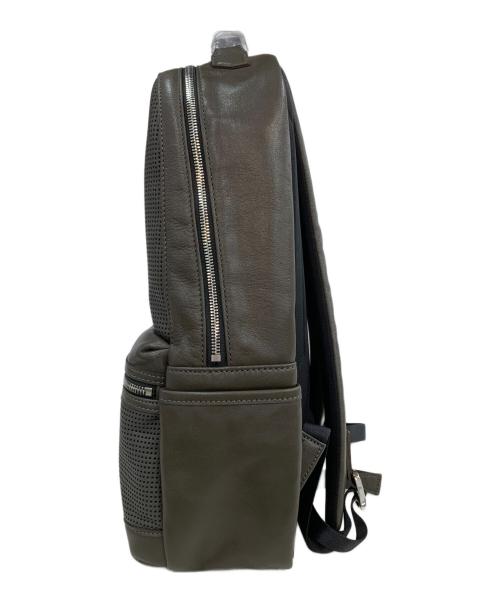 totem re vooo（トーテムリボー）totem re vooo (トーテムリボー) パンチング加工リュック グレーの古着・服飾アイテム