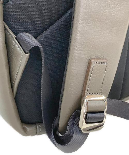 totem re vooo（トーテムリボー）totem re vooo (トーテムリボー) パンチング加工リュック グレーの古着・服飾アイテム