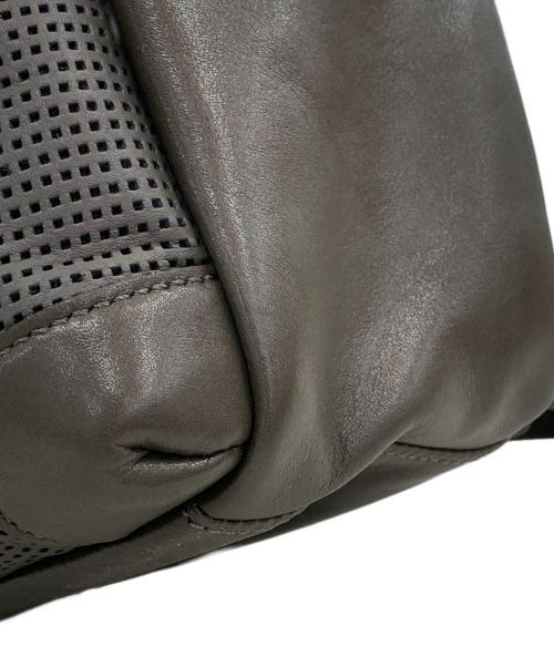 totem re vooo（トーテムリボー）totem re vooo (トーテムリボー) パンチング加工リュック グレーの古着・服飾アイテム