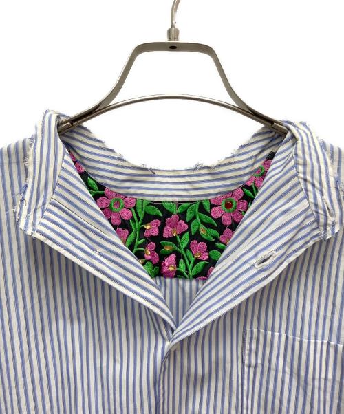 COMME des GARCONS HOMME PLUS（コムデギャルソンオムプリュス）COMME des GARCONS HOMME PLUS (コムデギャルソンオムプリュス) バックリバースフラワー刺繍ストライプシャツ スカイブルー サイズ:SIZE XSの古着・服飾アイテム