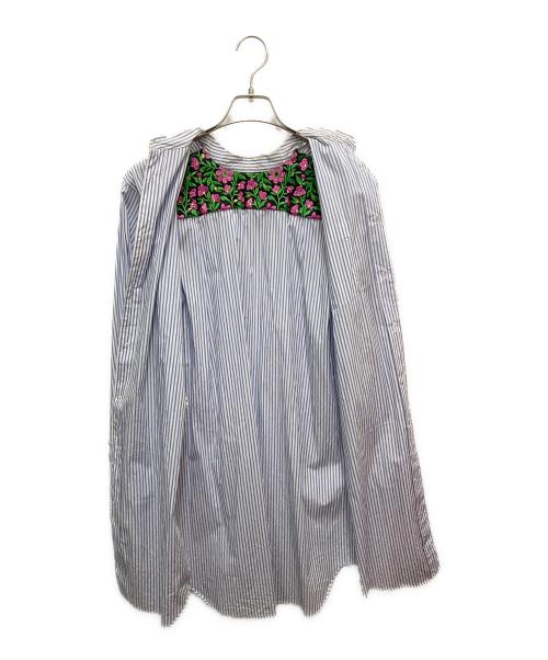 COMME des GARCONS HOMME PLUS（コムデギャルソンオムプリュス）COMME des GARCONS HOMME PLUS (コムデギャルソンオムプリュス) バックリバースフラワー刺繍ストライプシャツ スカイブルー サイズ:SIZE XSの古着・服飾アイテム